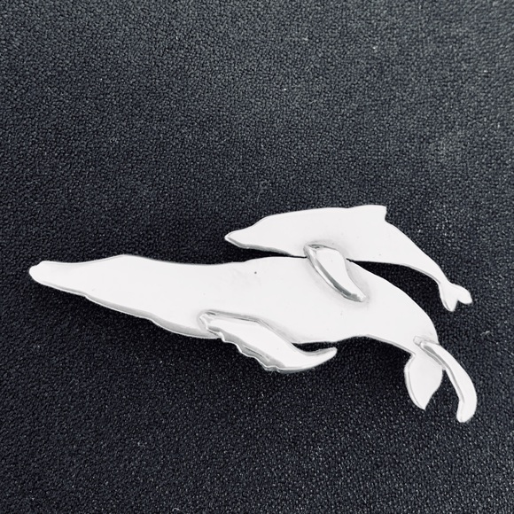 Sterling silver humpbacked whale and baby brooch - Picture 1 of 2